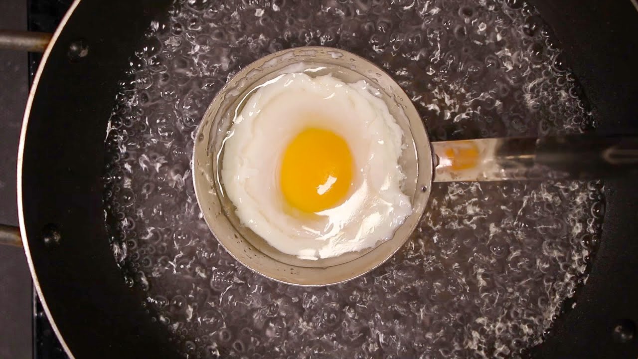 Cách làm trứng chần bằng muôi canh