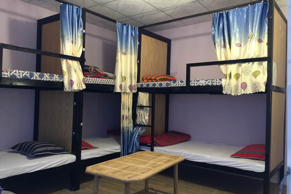 Hostel là gì? Đặc trưng, so sánh, chi phí & pháp lý