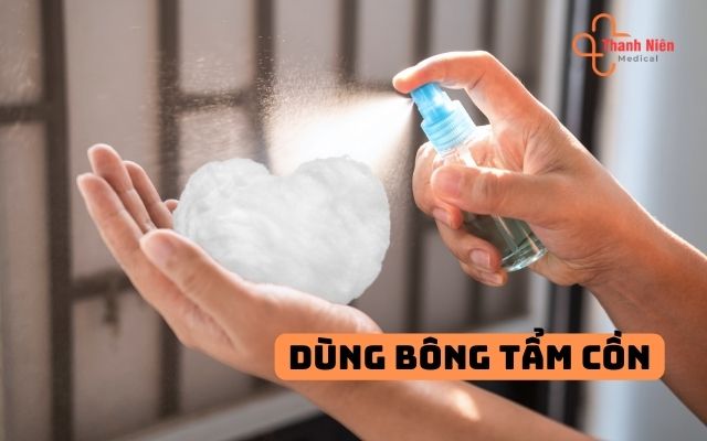 Dùng bông tẩm cồn