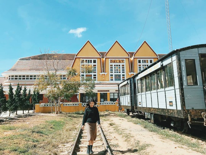 Ai bảo đến Ga Đà Lạt chỉ có thể sống ảo, đi tàu ngắm view Trại Mát thế này mới gọi là “chill phết”