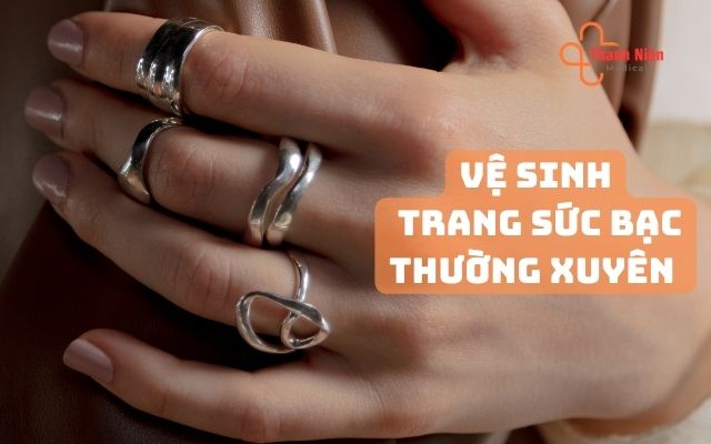 Vệ sinh trang sức bạc thường xuyên 