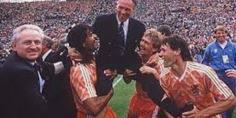 HLV Huyền Thoại Rinus Michels: Kiến Trúc Sư Của Bóng Đá Tổng Lực
