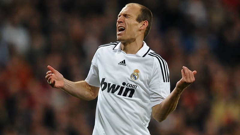 Nhưng sau đó thì cái tên này đã đối mặt với những thất bại Cầu thủ Arjen Robben - Đôi chân pha lê mỏng manh, kiêu hãnh