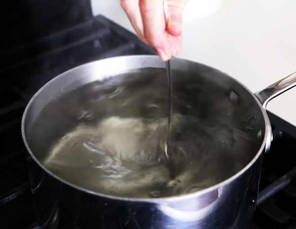 Làm trứng chần bằng cách tạo xoáy nước cực kỳ đơn giản