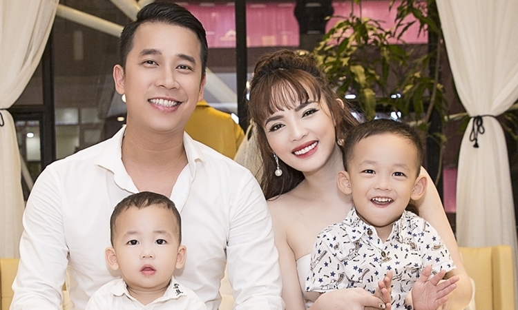 Diễn viên Việt Huê | Tiểu sử diễn viên Việt Huê Việt Huê hạnh phúc bên chồng con