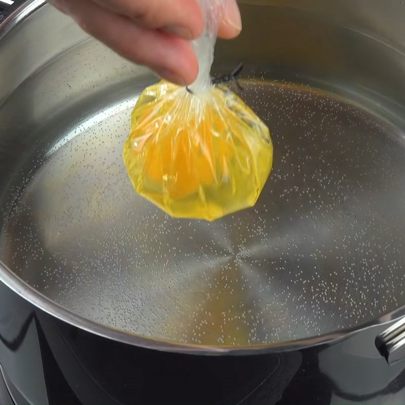Cách làm trứng chần bằng bọc nilon thực phẩm