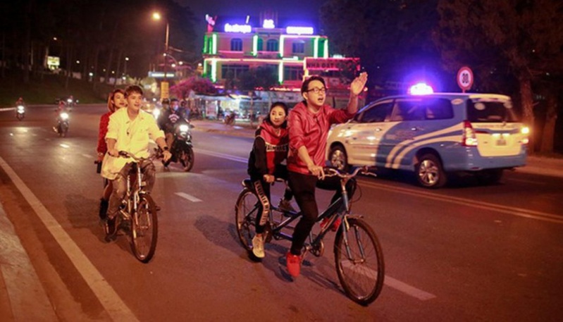 Xe đạp đôi bên hồ Xuân Hương